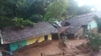 8 Rumah Dikabarkan Tergerus Banjir Bandang di Dusun Cisurupan Desa Sawahdadap Sumedang