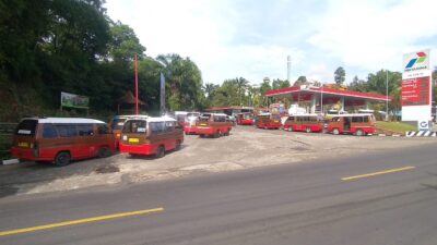 Demi Voucher BBM Gratis, Ratusan Angkot di Sumedang Antri di SPBU Ciromed