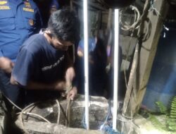 Kurang dari 1 Jam, Petugas Damkar Sumedang Evakuasi Kambing Terperosok ke Sumur