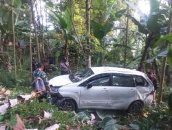Diduga Hilang Kendali, Avanza Putih Asal Cianjur Masuk Jurang di Rancakalong Sumedang