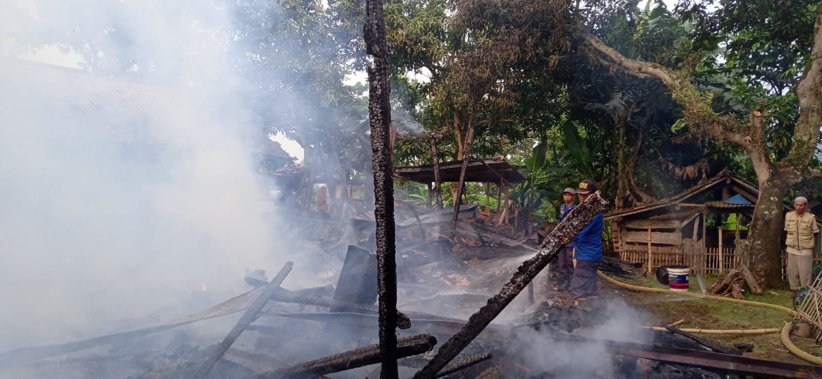 Rumah panggung terbakar