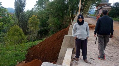 Lama Tak Diperbaiki, Pengusaha Tembakau Asal Sukasari Sumedang Ini Bangun TPT Senilai Rp300 Juta