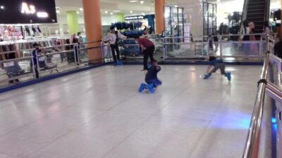 Mengakhiri Libur Sekolah di Sumedang, Serunya Bermain Ski di Lantai Atrium Jatos Mal