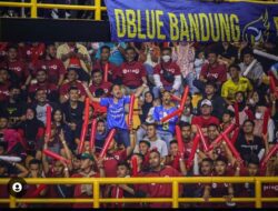 Epiknya Dukungan D’Blue, Suporter Bandung BJB Tandamata di Tengah Ribuan Fans Lawan
