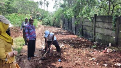 Berkat Kades, Sampah Berserakan di Pemakaman Umum Sumedang Ini Kini Bersih