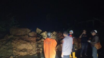 Longsor di Jalan lingkar Jatigede