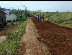 Warga Desa Raharja Sumedang Berjibaku Perlebar Jalan Menuju Akses Lapang Pacuan Kuda