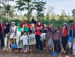 HUT ke-50 PDIP, Pengurus di Kabupaten Bandung Kompak Hijaukan Bantaran Sungai