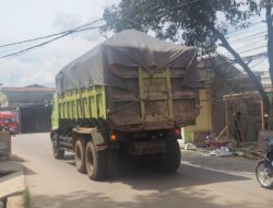 Aktivitas Truk Toronton Pengangkut Tanah di Jalan Parakanmuncang Sumedang Disoroti Warga