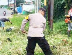 Dekatkan Diri dengan Warga, TNI-Polri Bantu Bersih-bersih Lingkungan di Baleendah