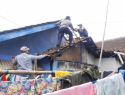 32 Rumah Warga di Sindulang Sumedang Rusak, Polisi dan Warga Bantu Beberesih