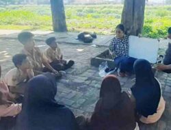 Inspiratif! Personel Polsek Baleendah Ajarkan Bahasa Inggris ke Siswa SD di Bantaran Citarum