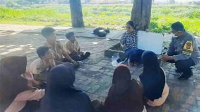 Inspiratif! Personel Polsek Baleendah Ajarkan Bahasa Inggris ke Siswa SD di Bantaran Citarum