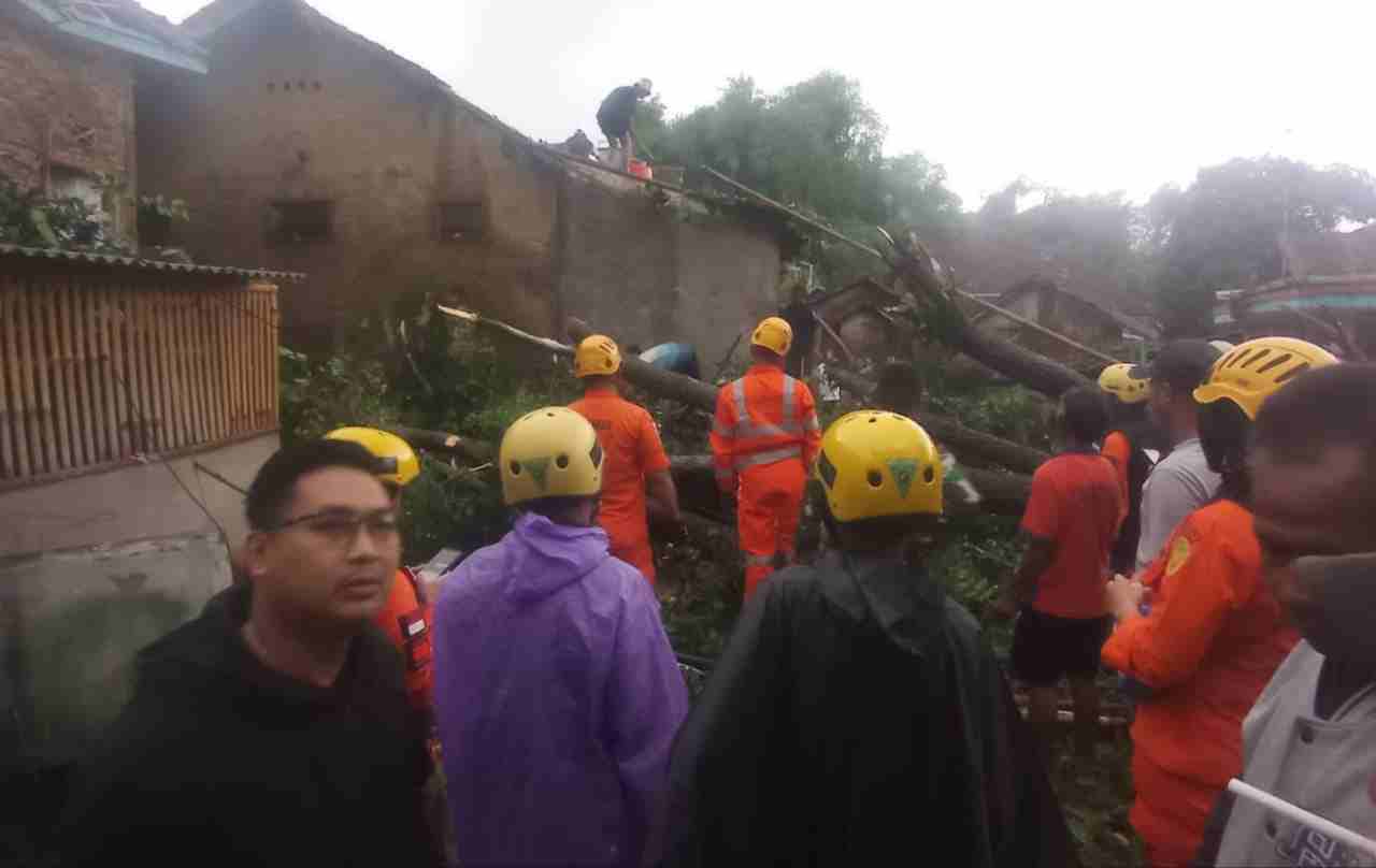 Angin puting beliung di Cimanggung