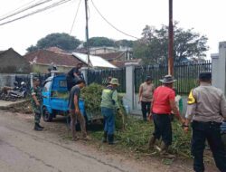 Antisipasi Banjir, Jalan Menuju Pasar Hewan Tanjungsari Sumedang Dibersihkan Polisi dan Warga