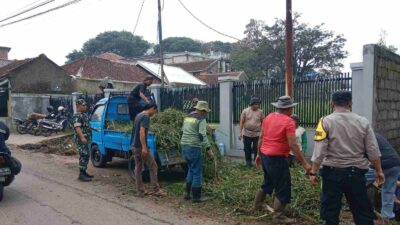 Antisipasi Banjir, Jalan Menuju Pasar Hewan Tanjungsari Sumedang Dibersihkan Polisi dan Warga