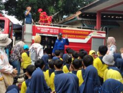 Kenalkan Alat Pemadam Kebakaran, UPT Damkar Tanjungsari Dikunjungi Puluhan TK di Sumedang