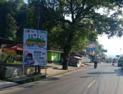 Ganggu Pejalan Kaki, Baliho di Trotoar Jalan Pangeran Kornel Sumedang Dikeluhkan Warga