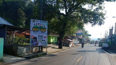 Ganggu Pejalan Kaki, Baliho di Trotoar Jalan Pangeran Kornel Sumedang Dikeluhkan Warga