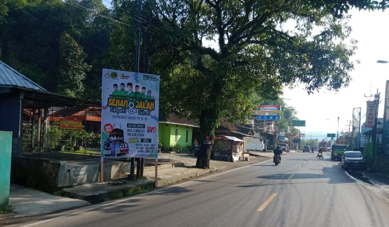 Baliho di trotoar