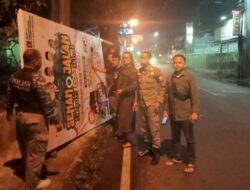 Respon Cepat Keluhan Warga, Satpol PP Sumedang Bongkar Baliho yang Berada di Trotoar
