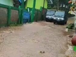 Drainase Mampet, Air Hujan Meluber ke Jalan Pedes Cimanggung Sumedang