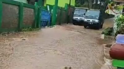 Drainase Mampet, Air Hujan Meluber ke Jalan Pedes Cimanggung Sumedang
