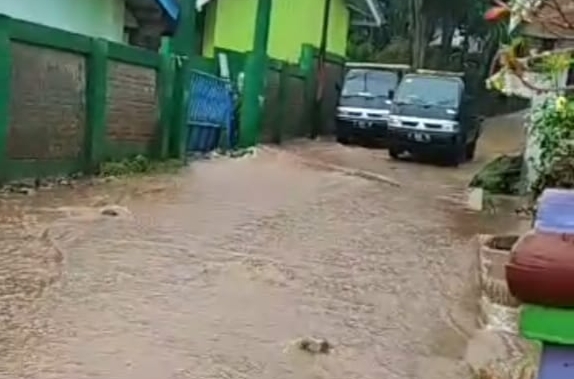 Air Hujan Meluber ke Jalan