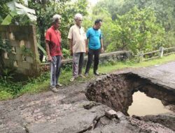 Jembatan Penghubung Dua Desa di Sumedang Jebol, Seorang Pemotor Terperosok