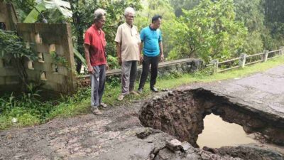 Jembatan Penghubung Dua Desa di Sumedang Jebol, Seorang Pemotor Terperosok