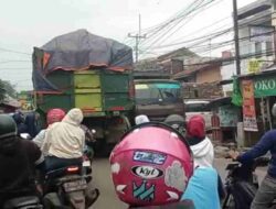 Bandel, Truk Toronton Pengangkut Tanah Kembali Beroperasi di Jalan Parakanmuncang Sumedang