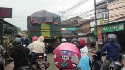 Truk pengangkut tanah kembali beroperasi