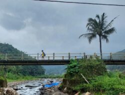 Pascabanjir Bandang di Sungai Cihonje, Tembok Pondasi Jembatan Sagaramanik Sumedang Mengalami Retakan