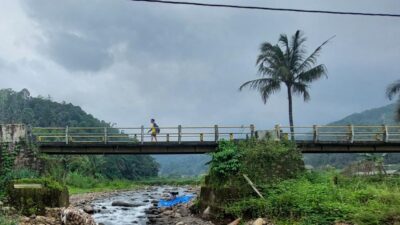 Pascabanjir Bandang di Sungai Cihonje, Tembok Pondasi Jembatan Sagaramanik Sumedang Mengalami Retakan