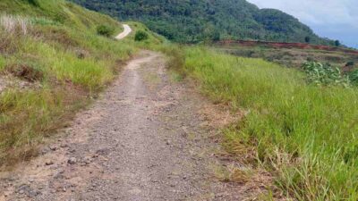 Sudah Puluhan Tahun, Akses Jalan Menuju Kampung Cijati Jatinangor Sumedang Ini Dibiarkan Berbatu