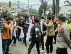 Kepung PN Bale Bandung, Mahasiswa Tuntut Eks Ketua DPRD Jabar Dihukum Berat