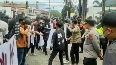 Kepung PN Bale Bandung, Mahasiswa Tuntut Eks Ketua DPRD Jabar Dihukum Berat