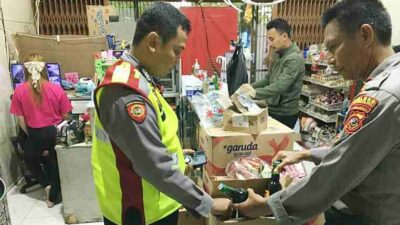 Belasan Botol Miras Disita Polisi di Warung Kawasan Margaasih Bandung