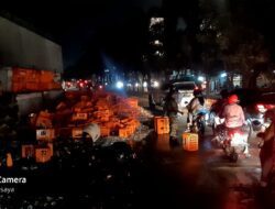 Wing Box Jebol, Truk Toronton Pengangkut Air Mineral Tumpah di Jalan Raya Jatinangor Sumedang