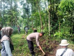 Waspadai Potensi Bencana, Polisi di Sumedang Gotong Royong Bersama Warga