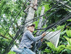 Ancam Keselamatan Warga, Kabel Melintang di Bandung Akhirnya Ditertibkan