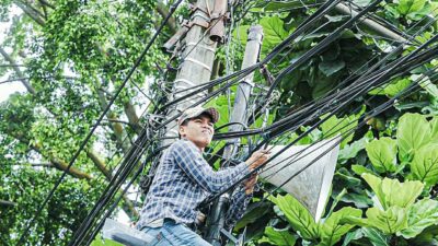 Ancam Keselamatan Warga, Kabel Melintang di Bandung Akhirnya Ditertibkan