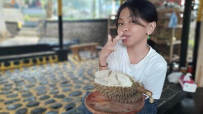 Wisata Kebun Durian Sangiang Bedil