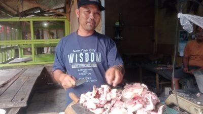 Sepi Pembeli Pedagang Daging Ayam di Pasar Situraja Sumedang Mengeluh