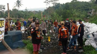 Gerakan Aksi Pungut Sampah di TPS Ilegal Terus Dilakukan Forkopimcam Cimanggung Sumedang