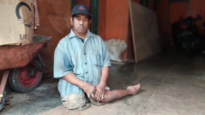 Lumpuh Sejak Kecil, Pria di Sumedang Ini Butuh Uluran Tangan Dermawan