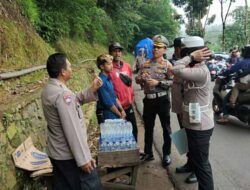 Resahkan Sopir Angkutan, Polisi Tertibkan Para Penjual Air Mineral di Banjaran
