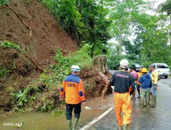 Tebing 15 Meter Longsor Timpa Sebagian Badan Jalan Penghubung Sumedang – Subang