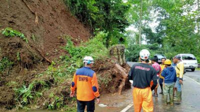 Tebing longsor di jalan Sumedang - Subang