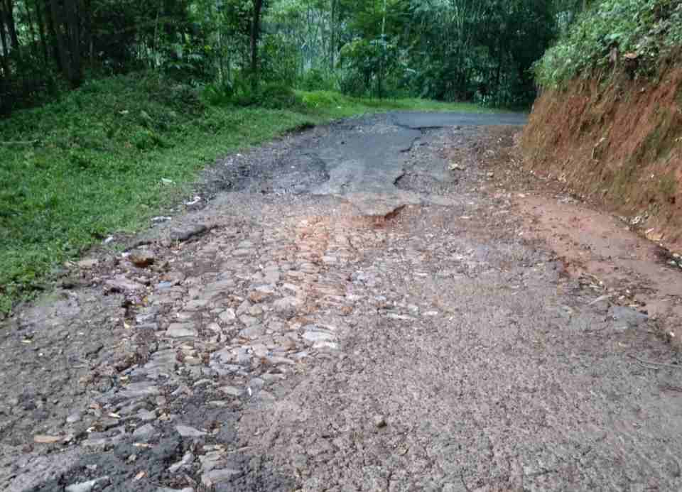 Jalan diperbaiki